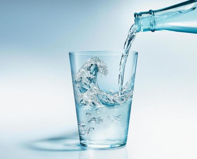 Во время питьевой диеты нужно выпивать большое количество чистой воды